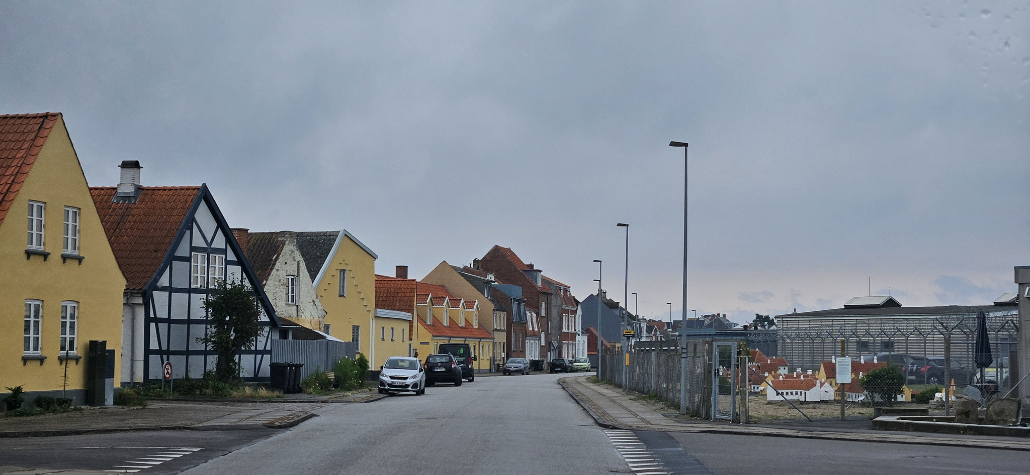 In einem dieser Häuser wohnt eine freundliche Malteserdame