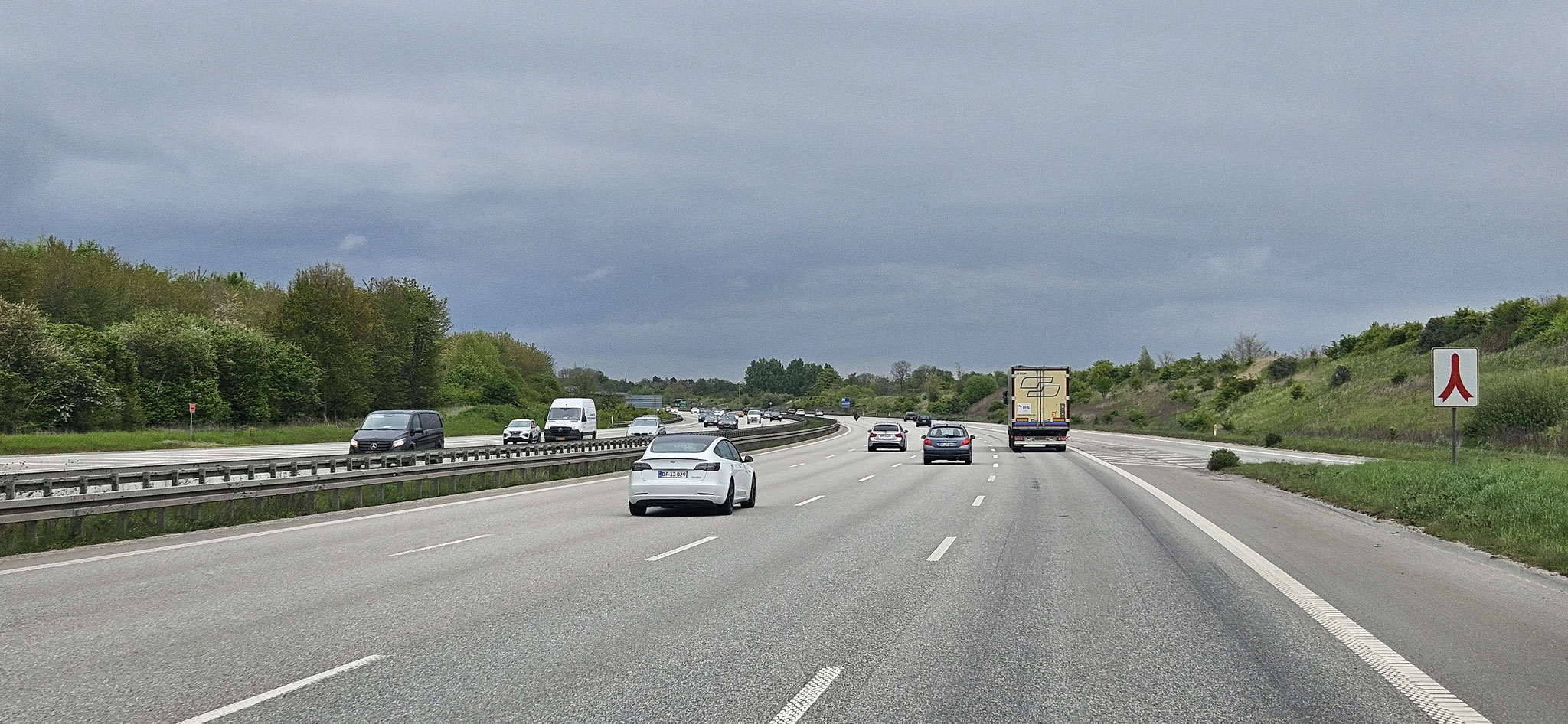 Weiter über die Autobahn - jetzt wieder mit 100 km/h