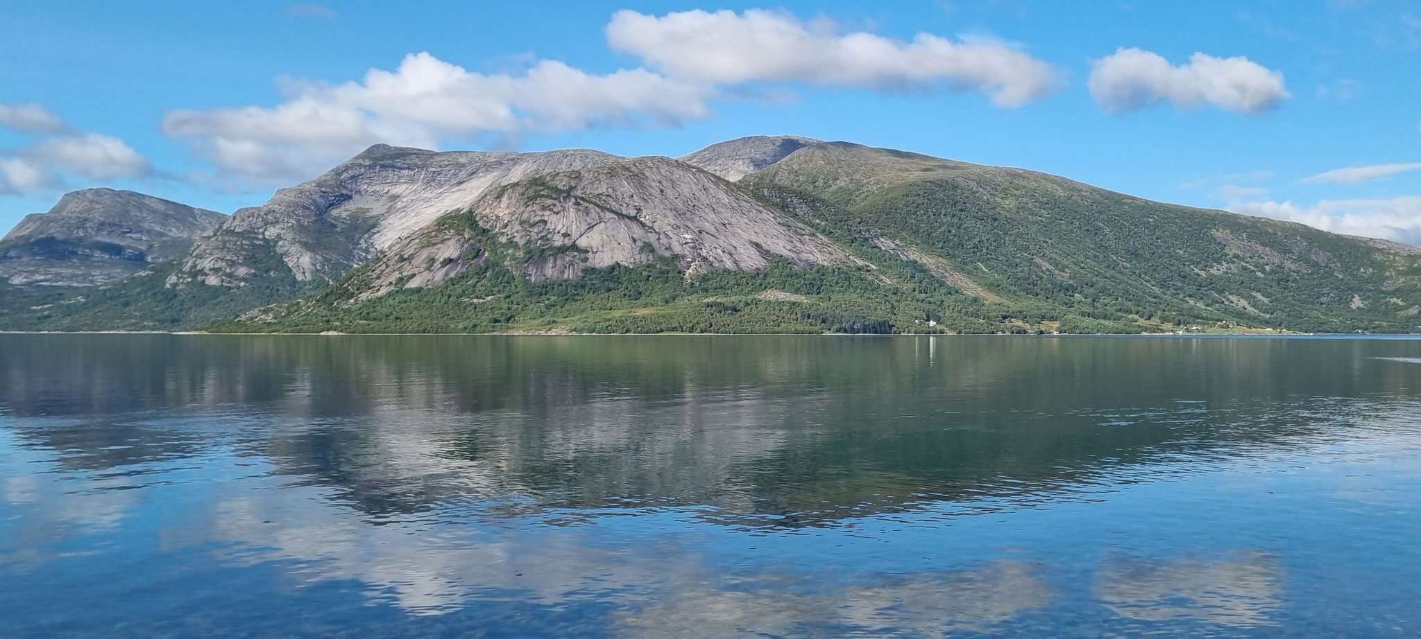 Das Meer fast so spiegelglatt, dass sich die Berge spiegeln