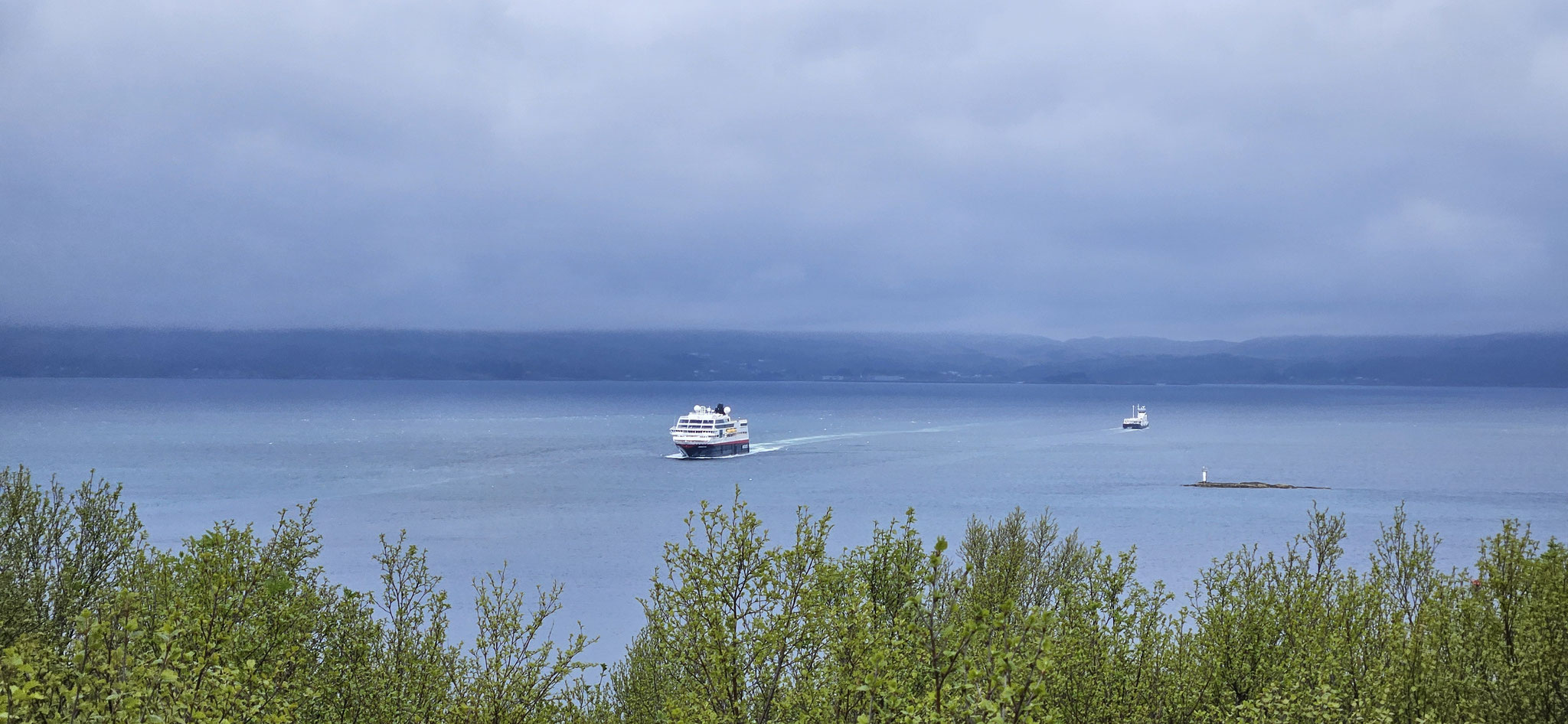 Im Hintergrund plötzlich wieder ein lautes dumpfes Horn - ein Hurtigruten-Schiff