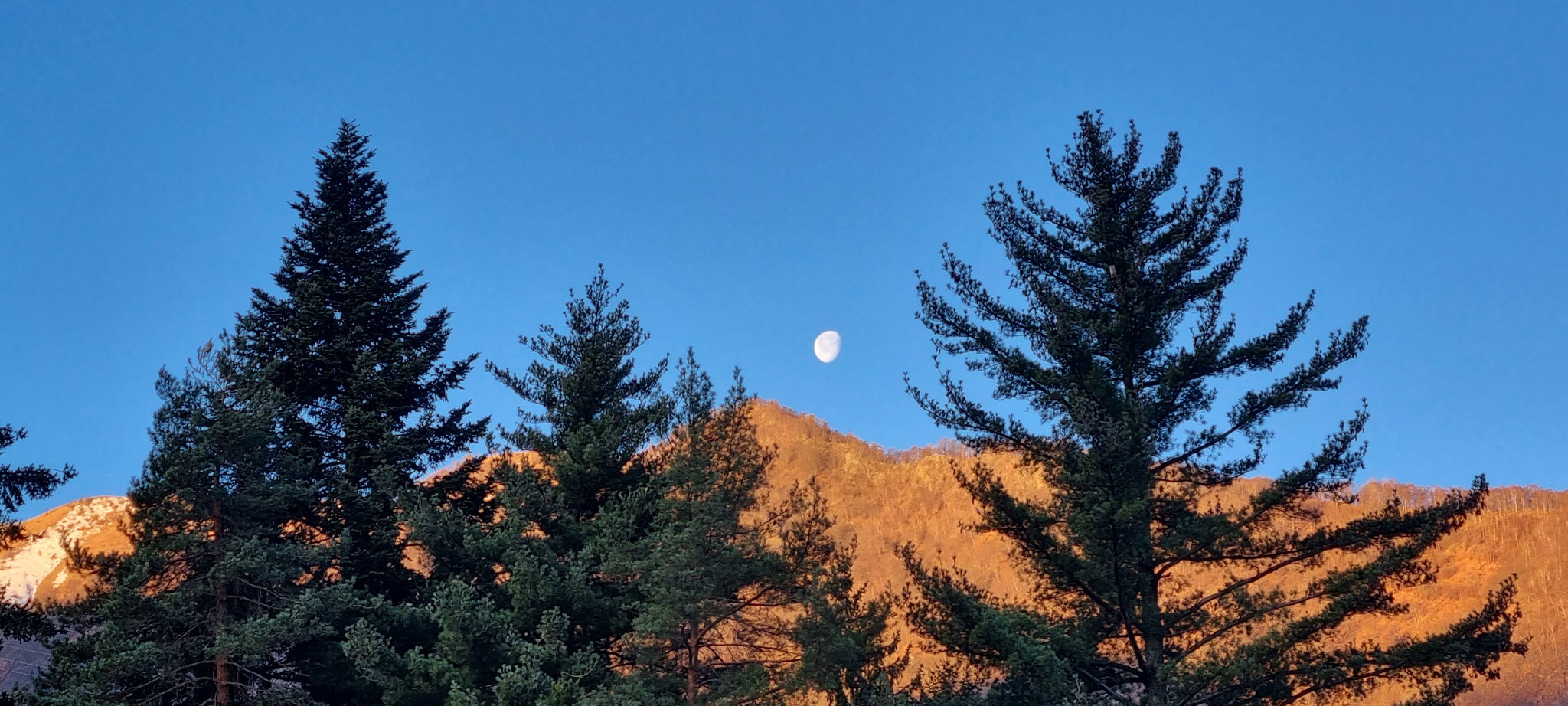 Der Mond steht noch über den Bergen