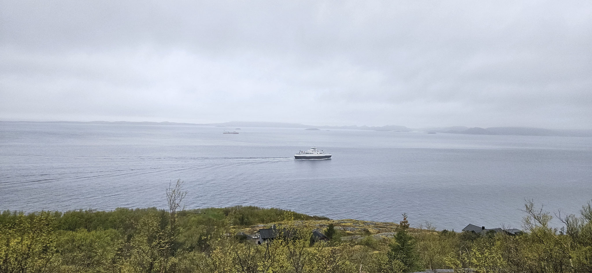 Draussen auf dem Meer ist schon Betrieb