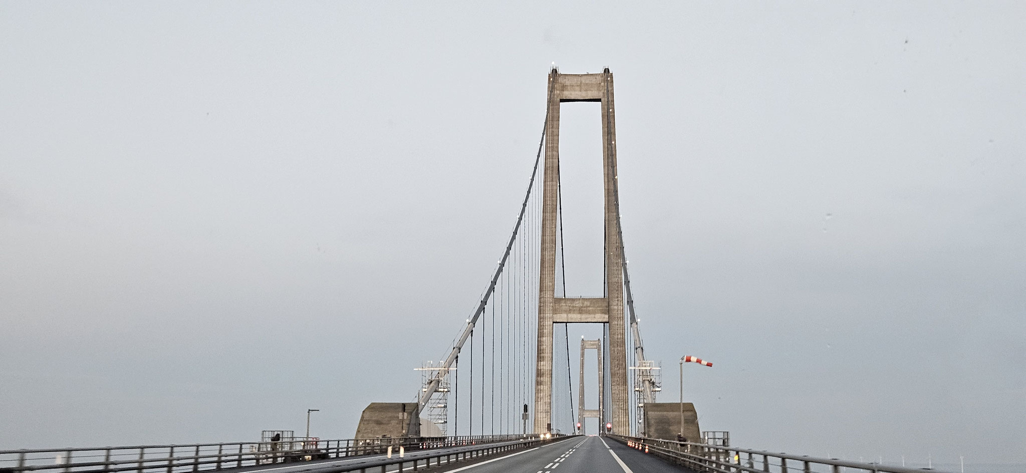 ...über eine wunderschöne Brücke...