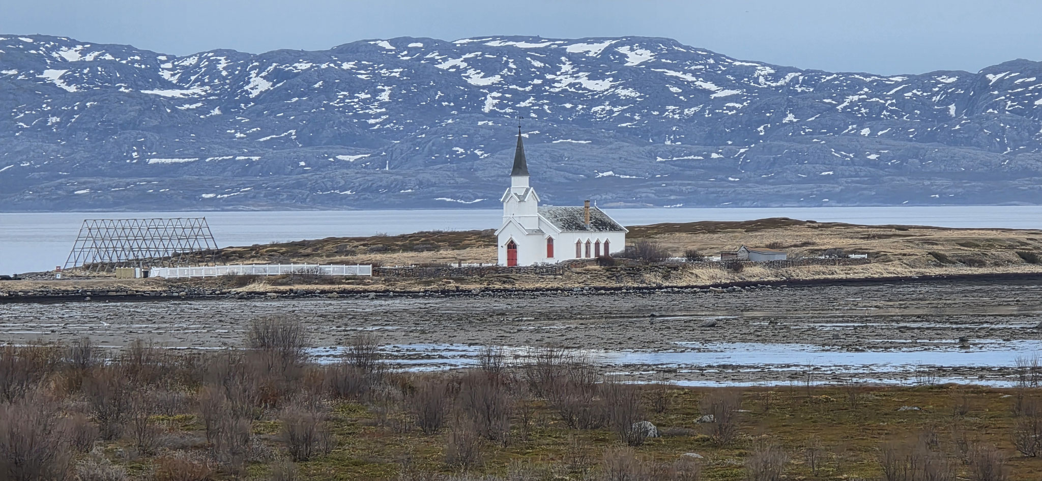Eine Kirche mit den bekannten Fischtrochnungs-Bauten