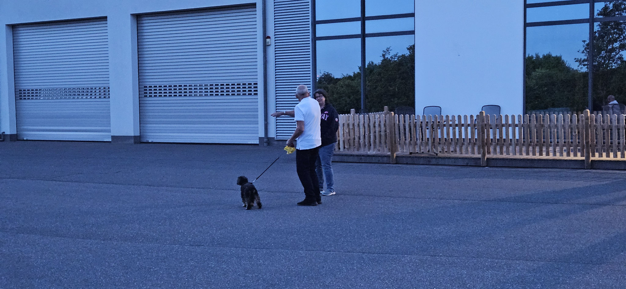 Angeregte Unterhaltung beim Abendspaziergang
