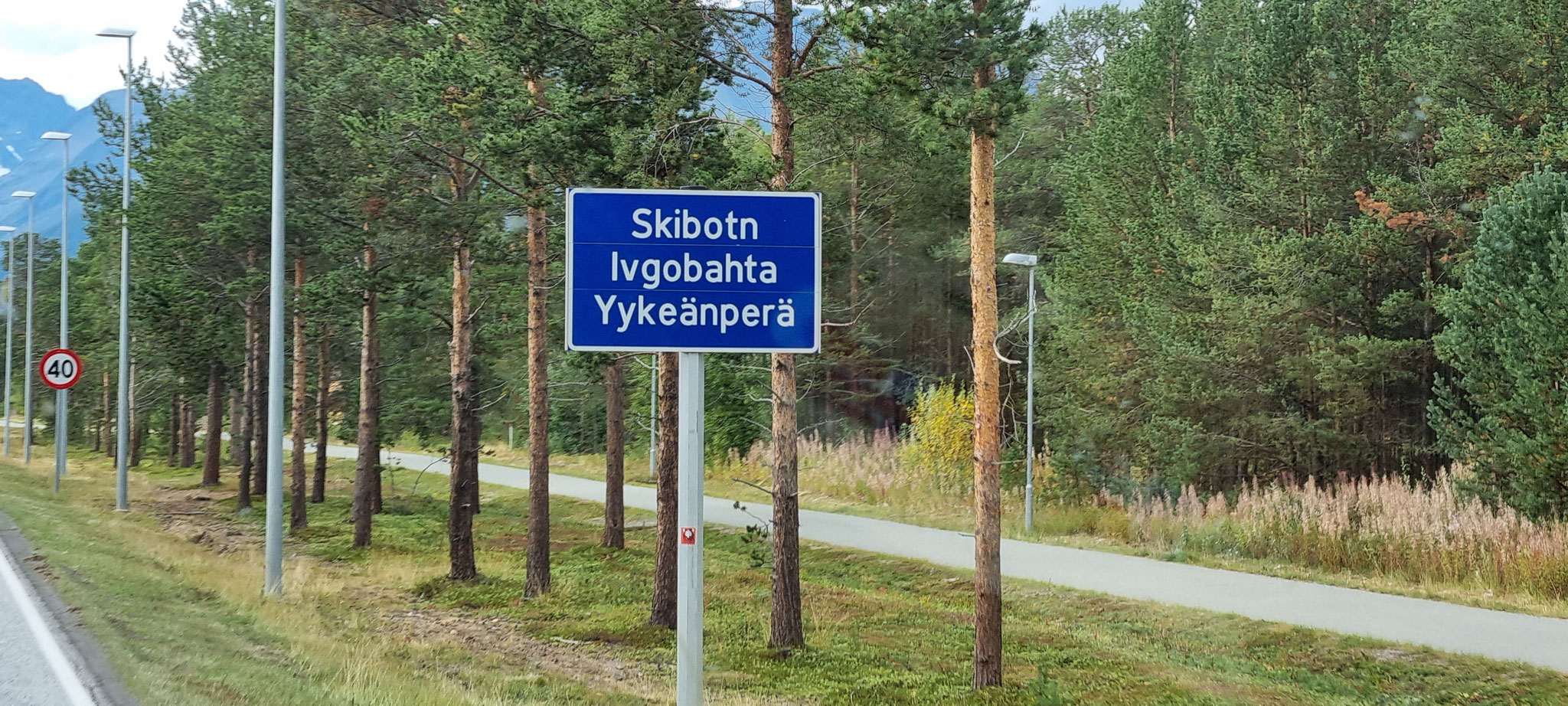 Wir sind in Lappland - unverkennbar an den Ortsschildern zu sehen