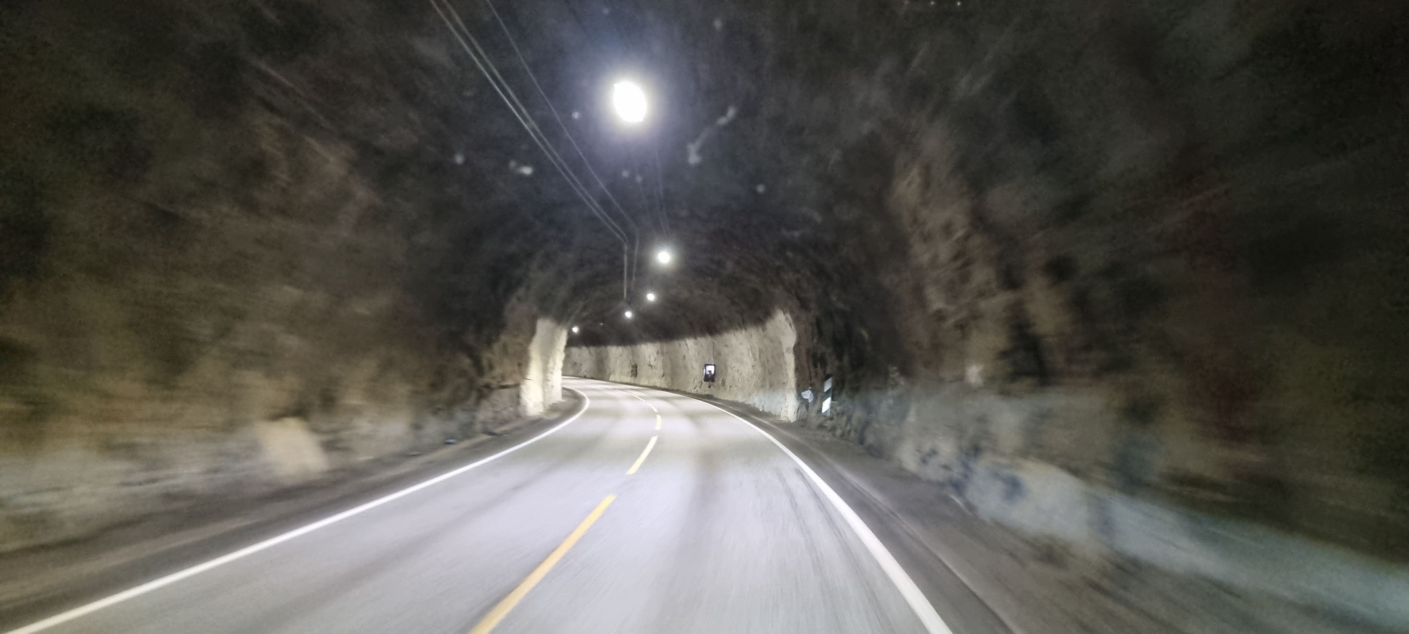 Das eine oder andere Tunnel ist ganz schön schmal, wenn man mit LKW kreuzen muss