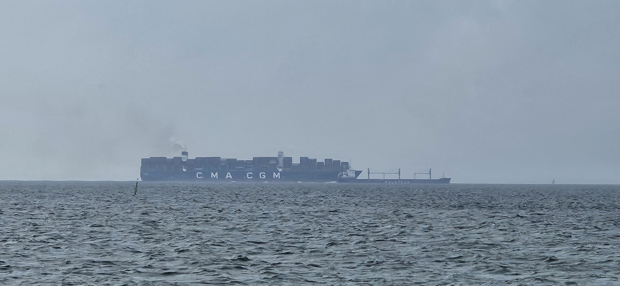 Riesen Schiffe fahren wieder vorbei