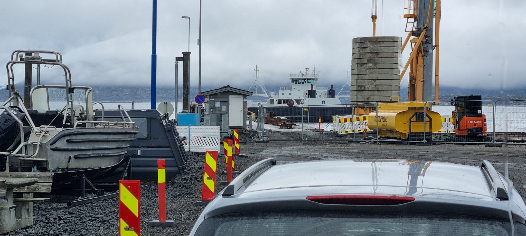 Warten auf die Fähre in Bognes