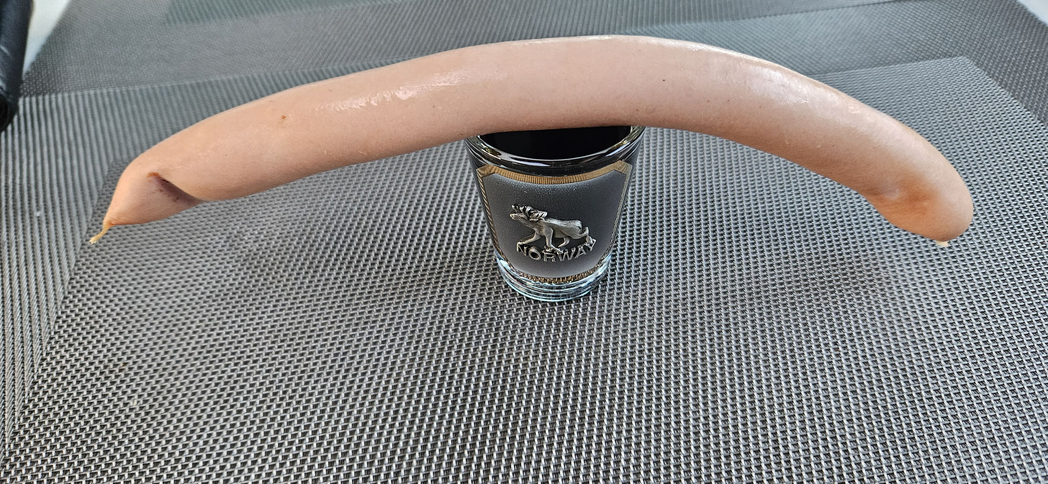 Erst mal ein Stellplatzschnäpschen und ein Wienerli
