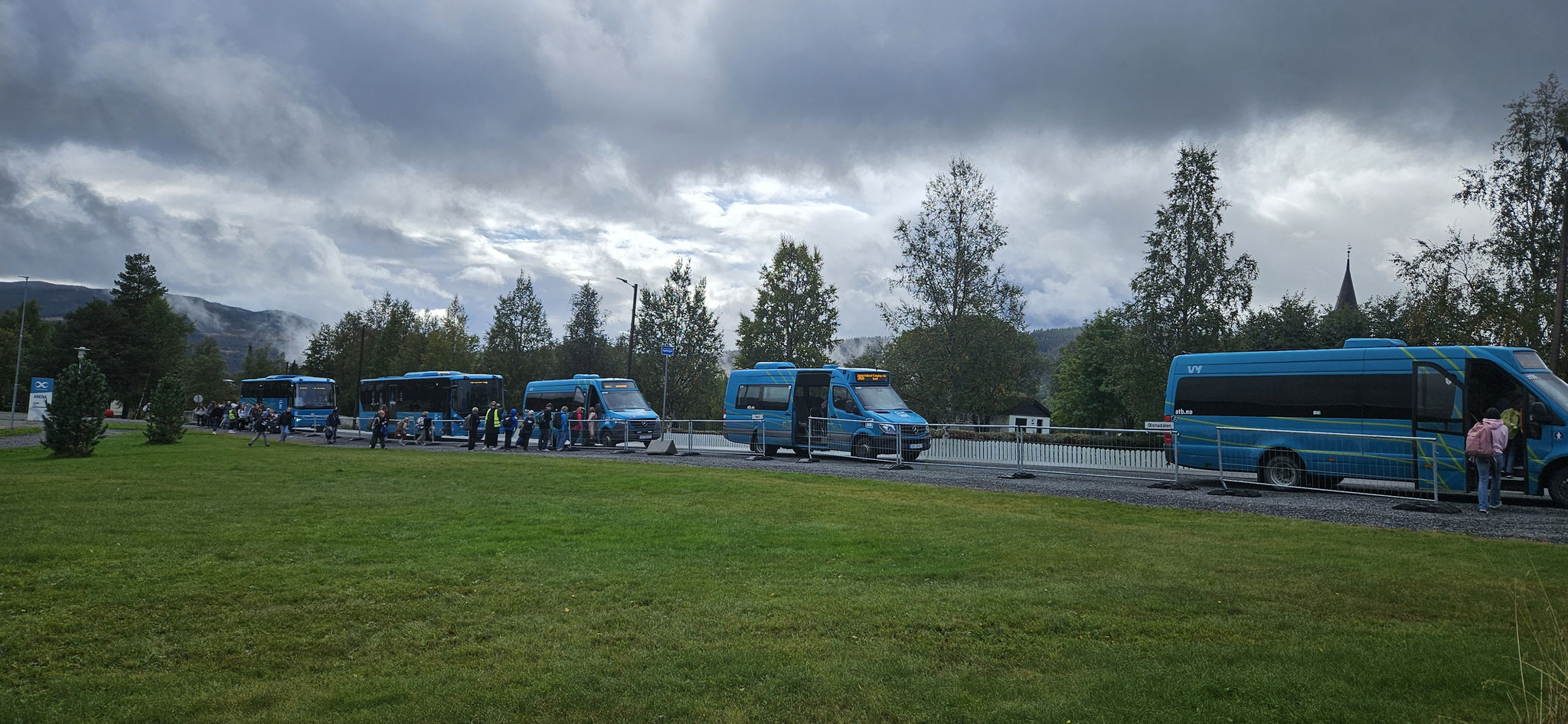 ...Busstation für Schulkinder, sortiert nach Zielort, keine Helikoptereltern