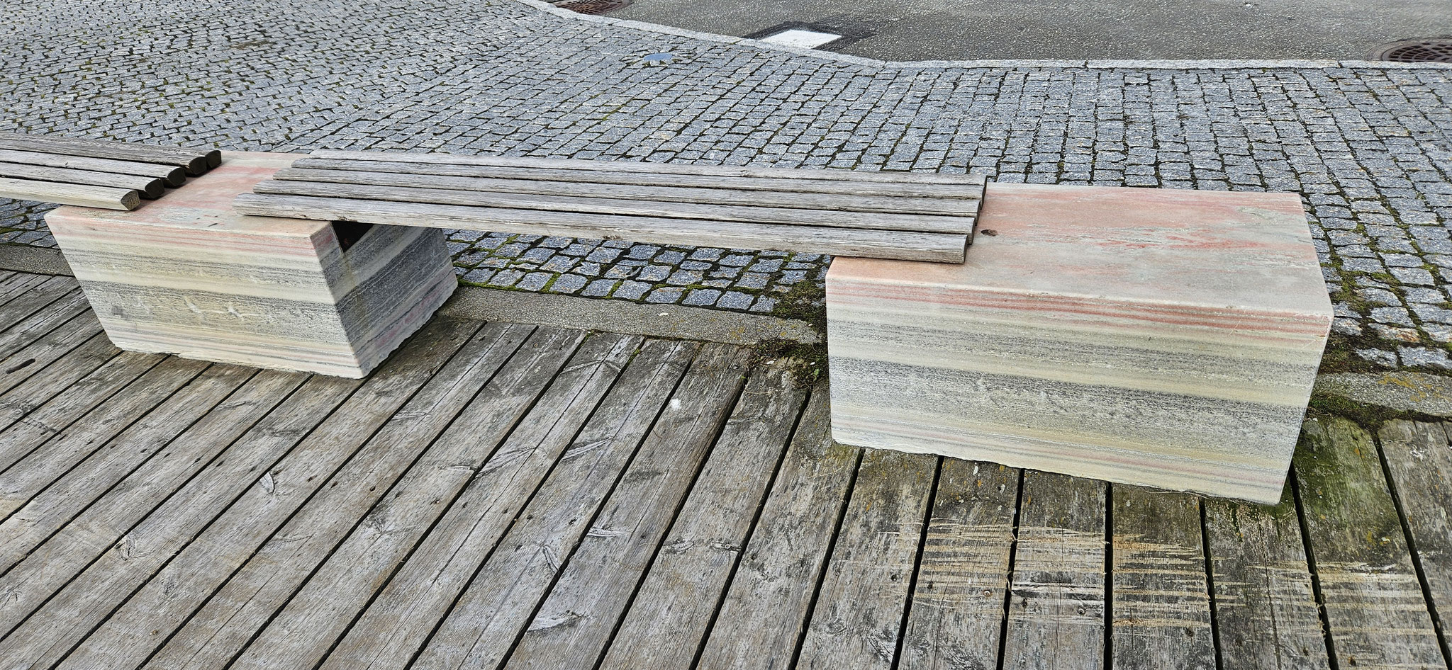 Sogar die Sitzbänke bestehen aus Fauske-Marmor