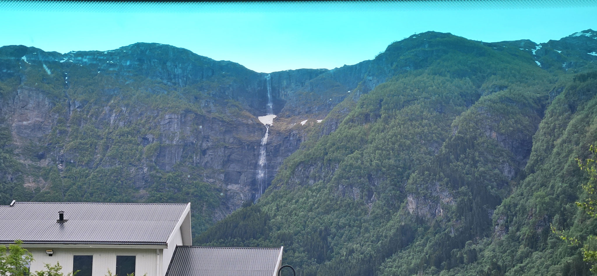 Wasserfall-Schneefeld-Wasserfall