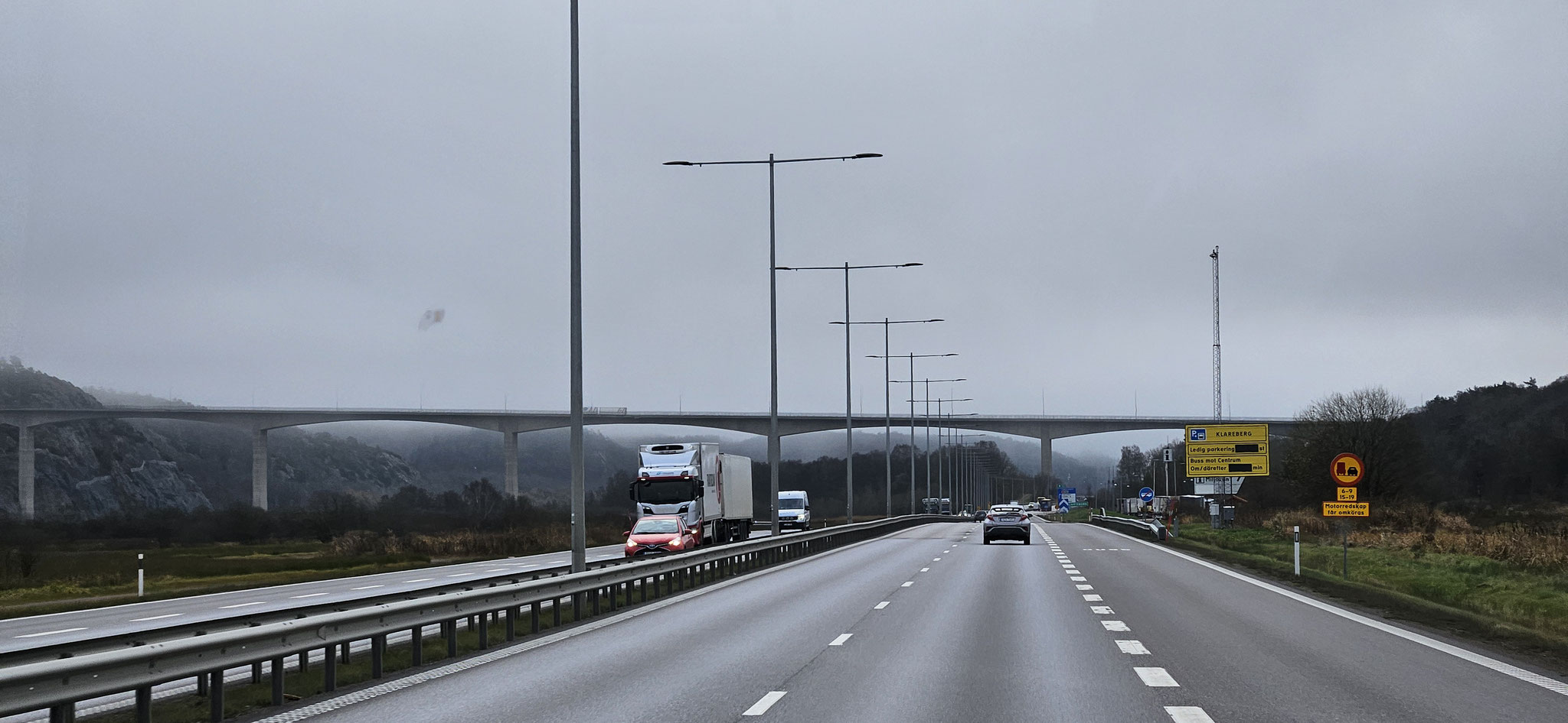 Wie klein der grosse LKW auf der grossen Brücke wirkt
