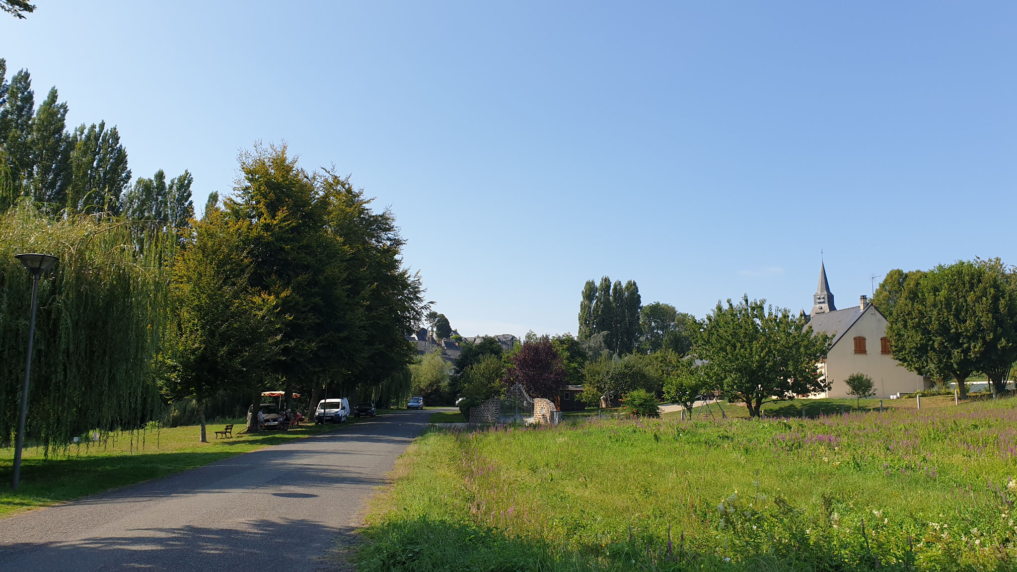 Sicht zum hübschen Städtchen hin