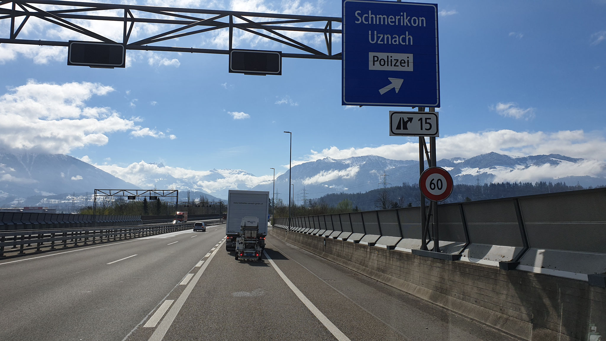 Bei strahlend blauem Himmel machen wir uns auf den Weg