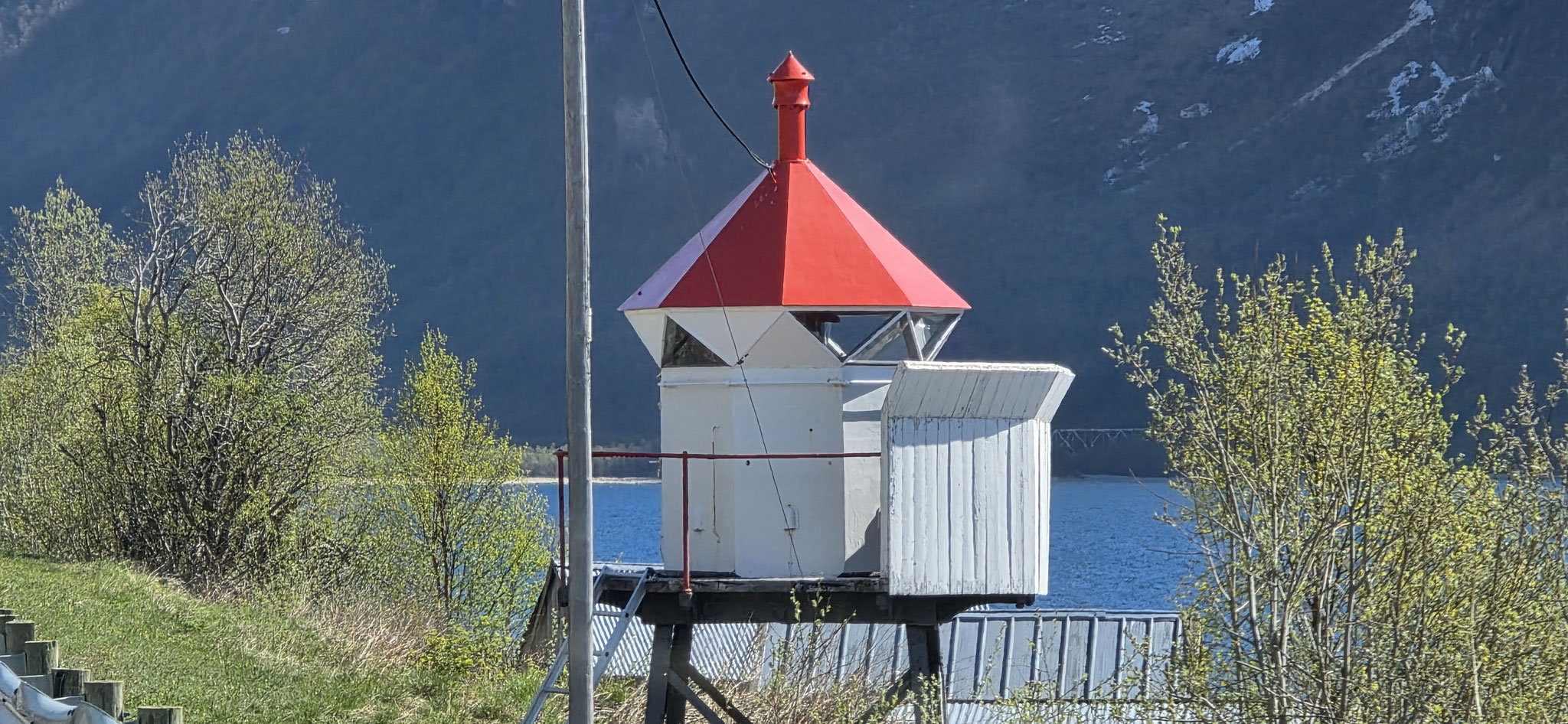 Ein Leuchtturm am Fjord-Ende
