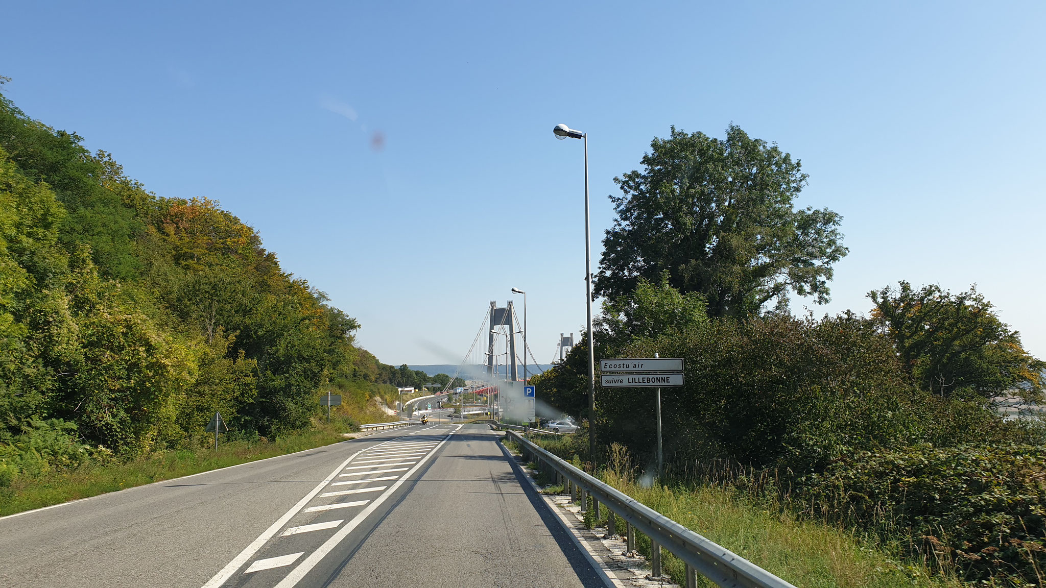 Die Brücke mit der defekten Mautstation :( Schranke unten,...