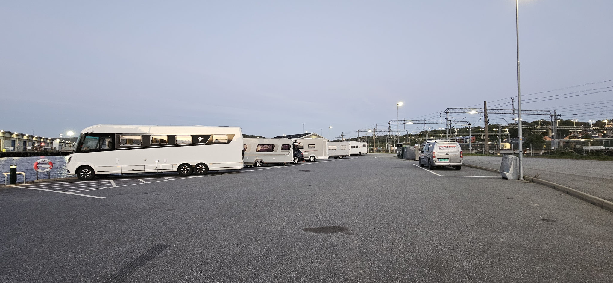 Der Stellplatz in Halden ist voll - inkl. Wohnwagen mit Auto auf der Zwischenfläche