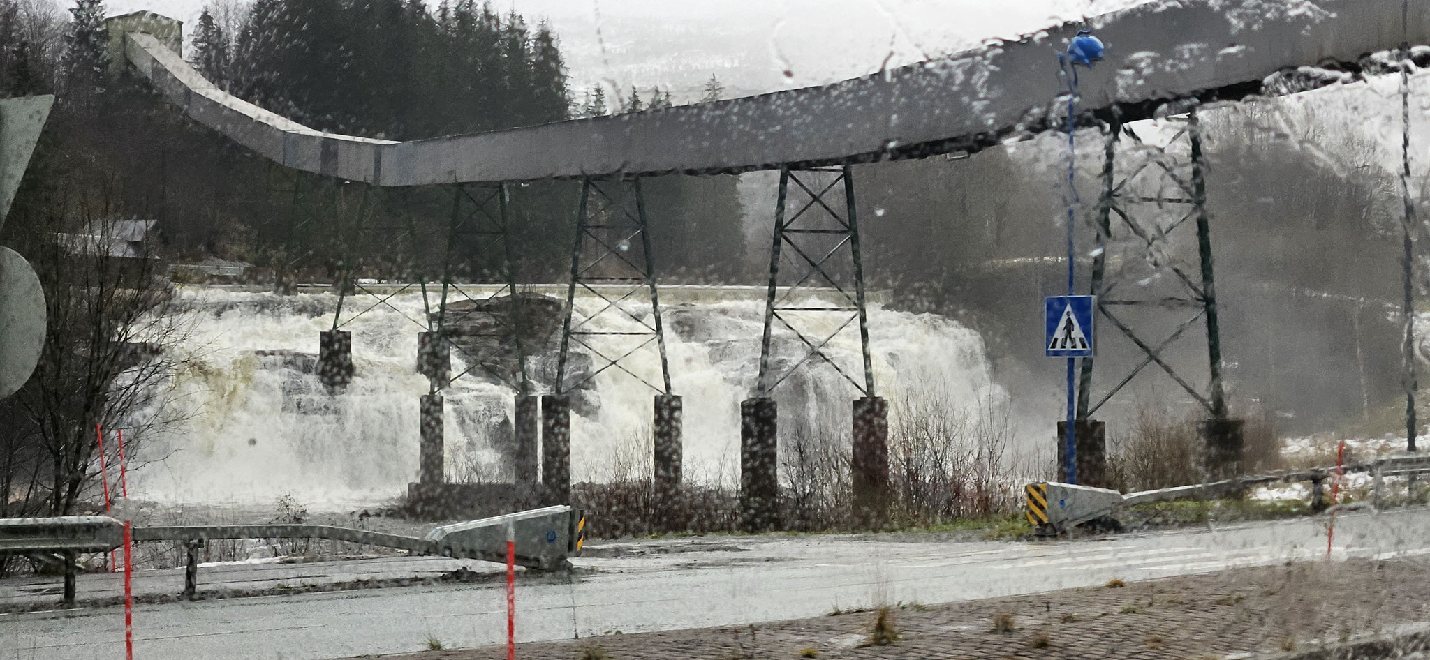 Ganz schön viel Wasser - nicht nur hier. Auch in den zahlreichen Wasserfällen