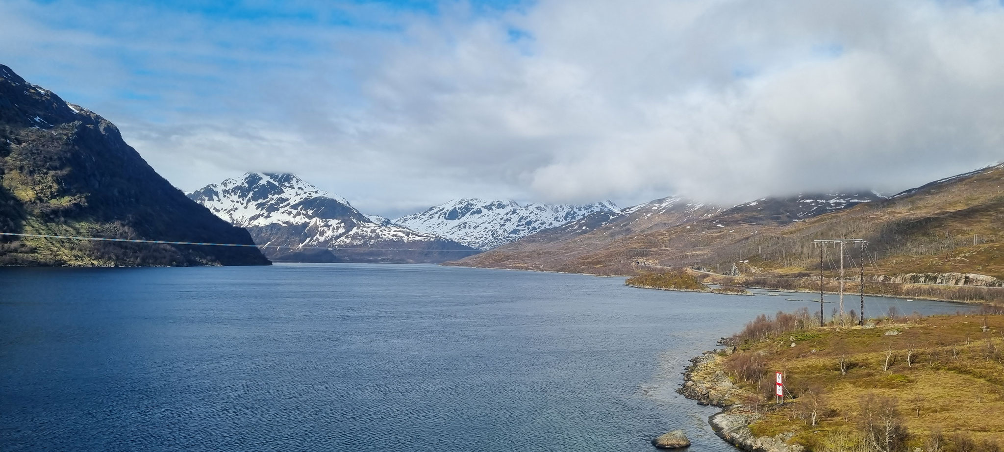 Schon das nächste Fjord mit schneebedeckten Bergen