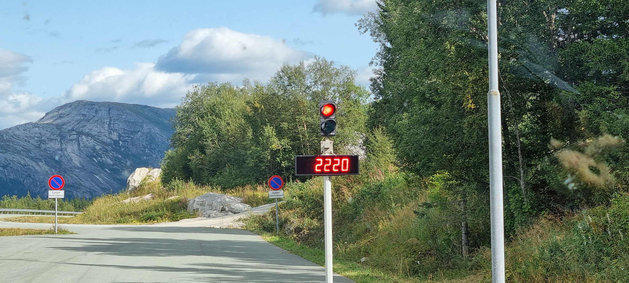 Eine automatische Waage - vorne 2220 kg...