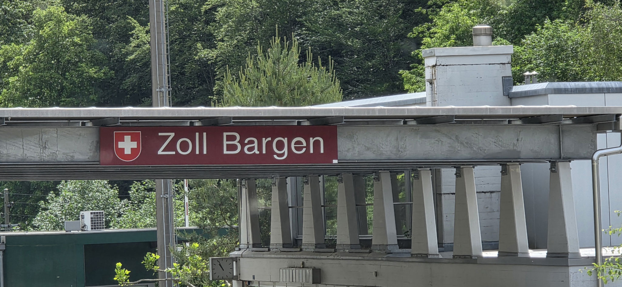 ...schon geht es über den Zoll Bargen