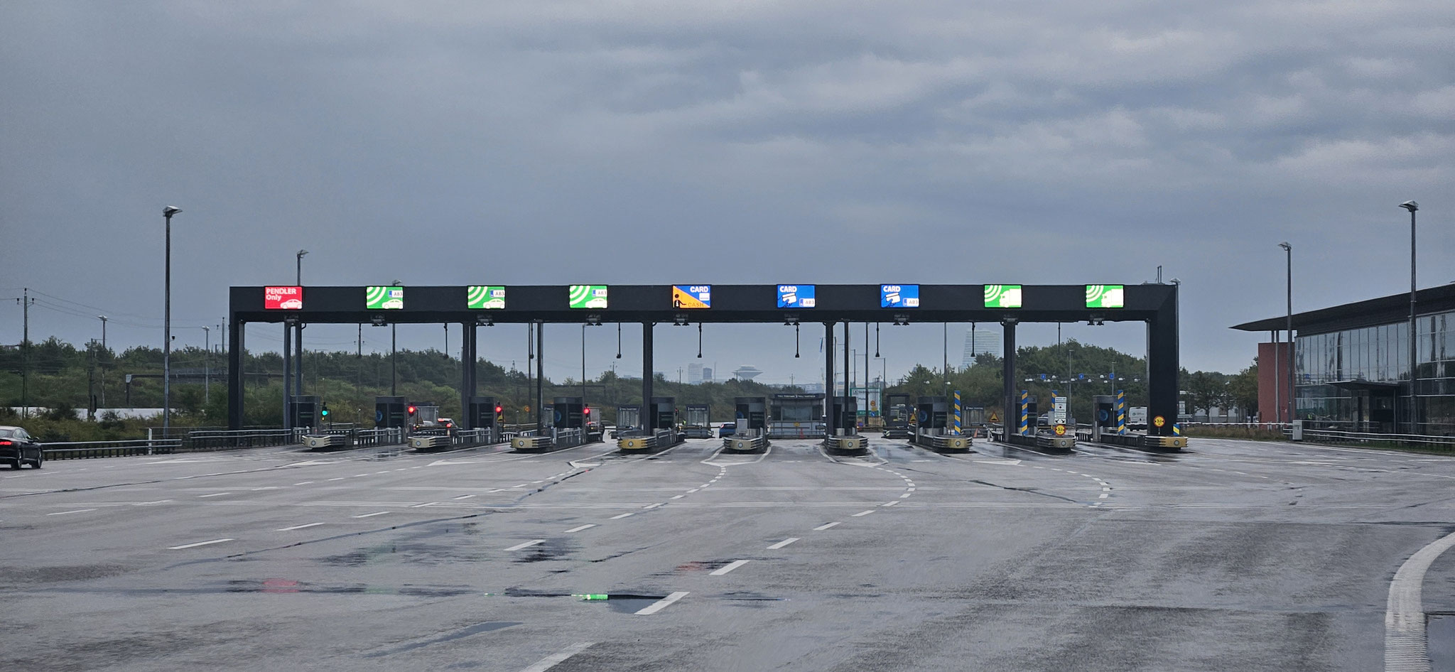 Einmal durch die Mautstelle und Zolll...