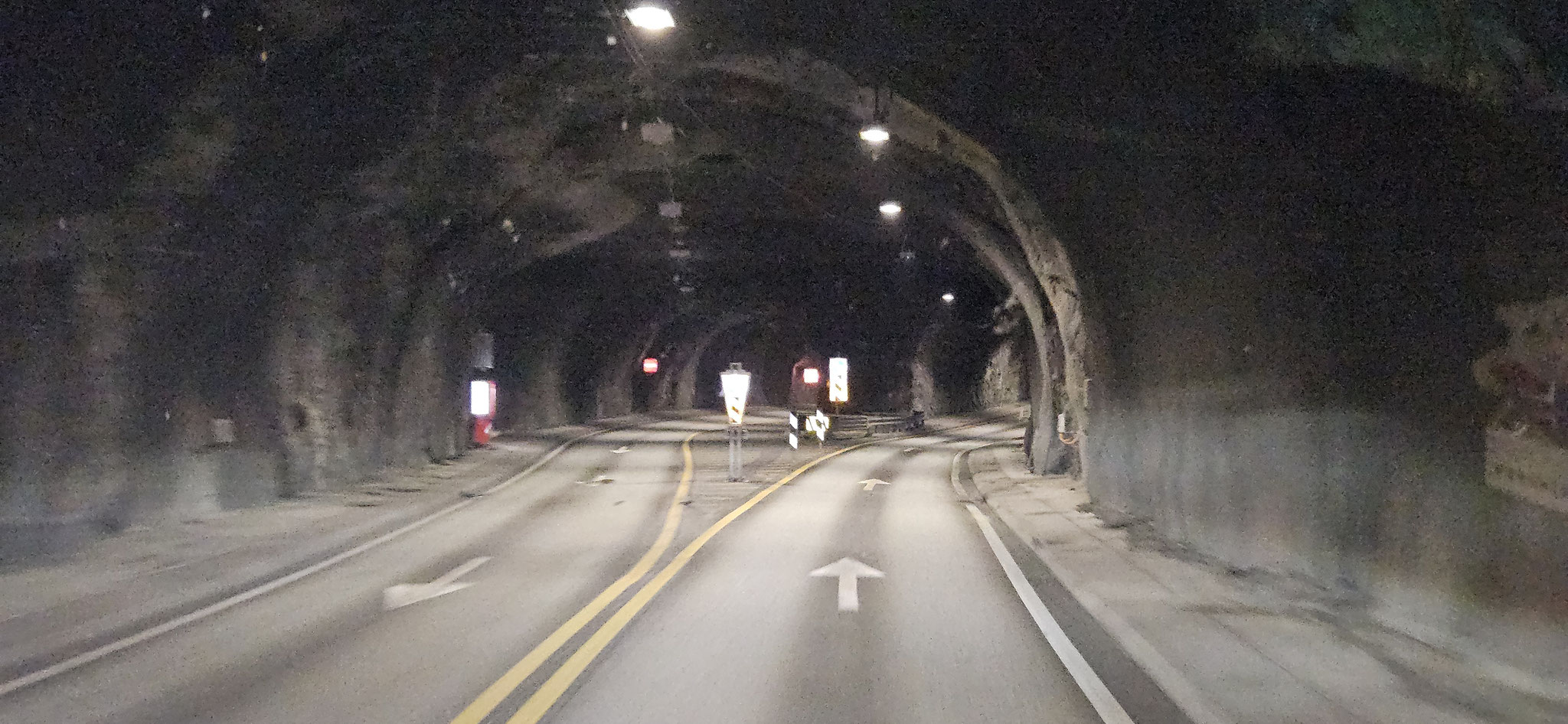 Ein Tunnel mit separatem Ein- und Ausgang
