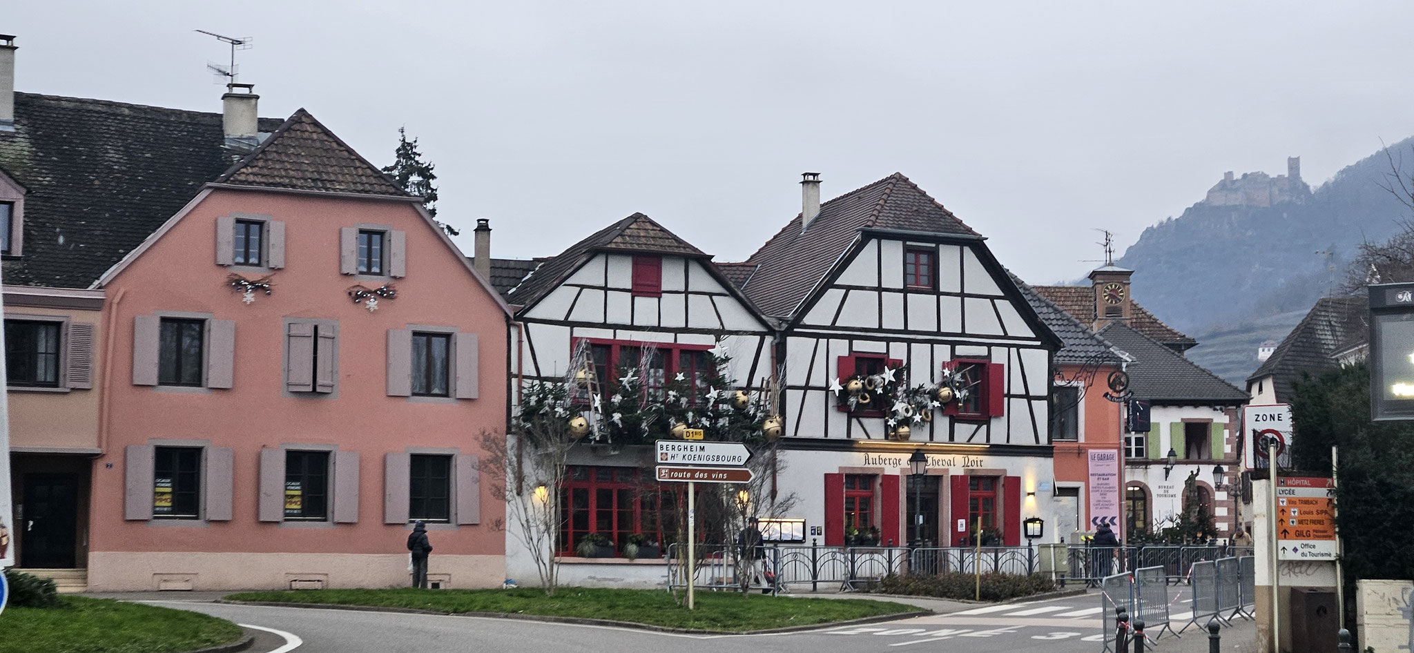 Schon die ersten weihnachtlich geschmückten...