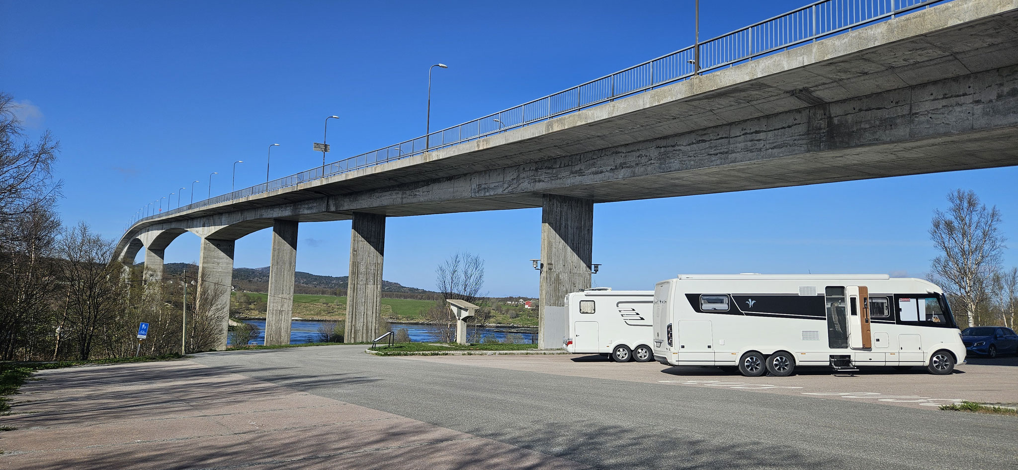 ...schon stehen wir auf dem Parkplatz unter der Brücke