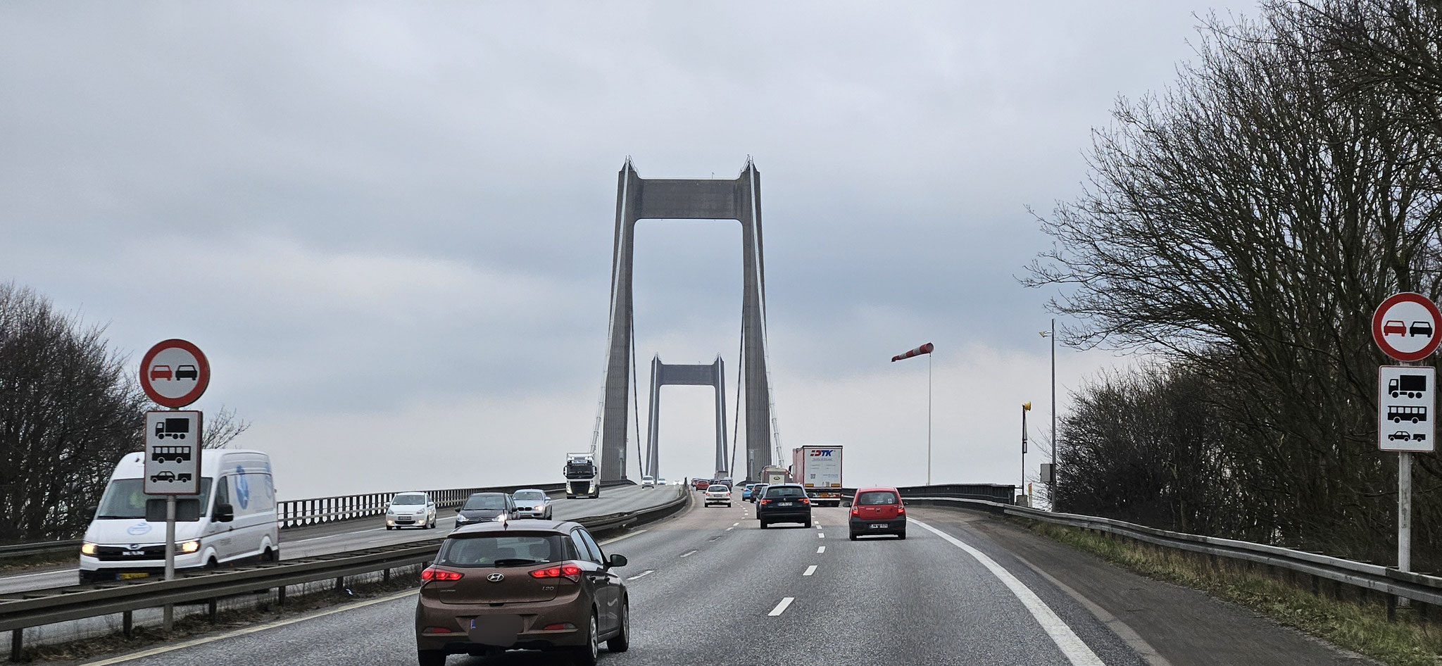 Die erste kleine Brücke voraus...