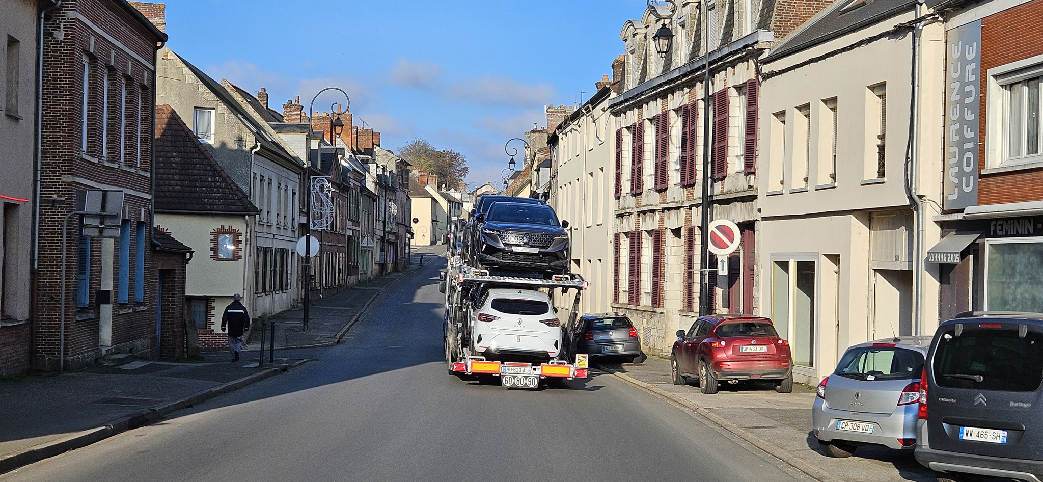 Grosse LKW's kämpfen sich durch kleine Dörfer