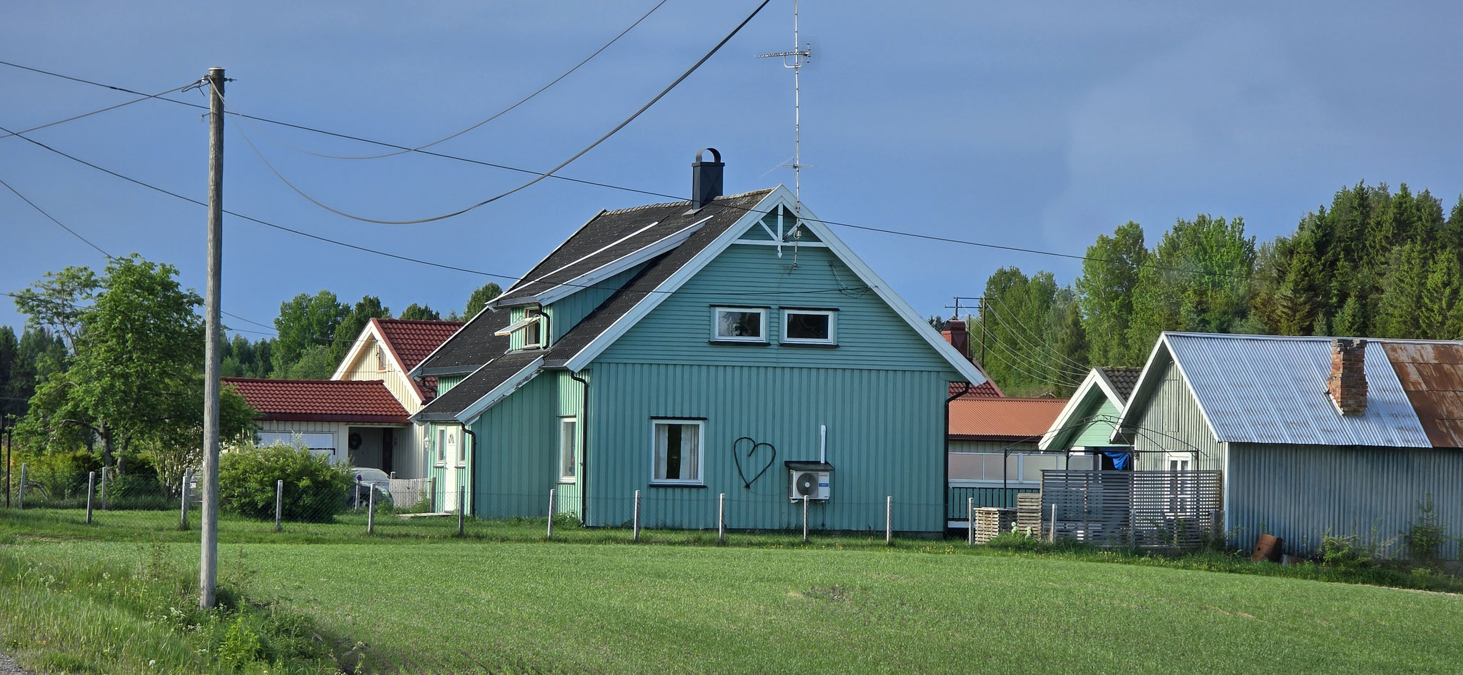 Haus in türkis mit Kos-Herz