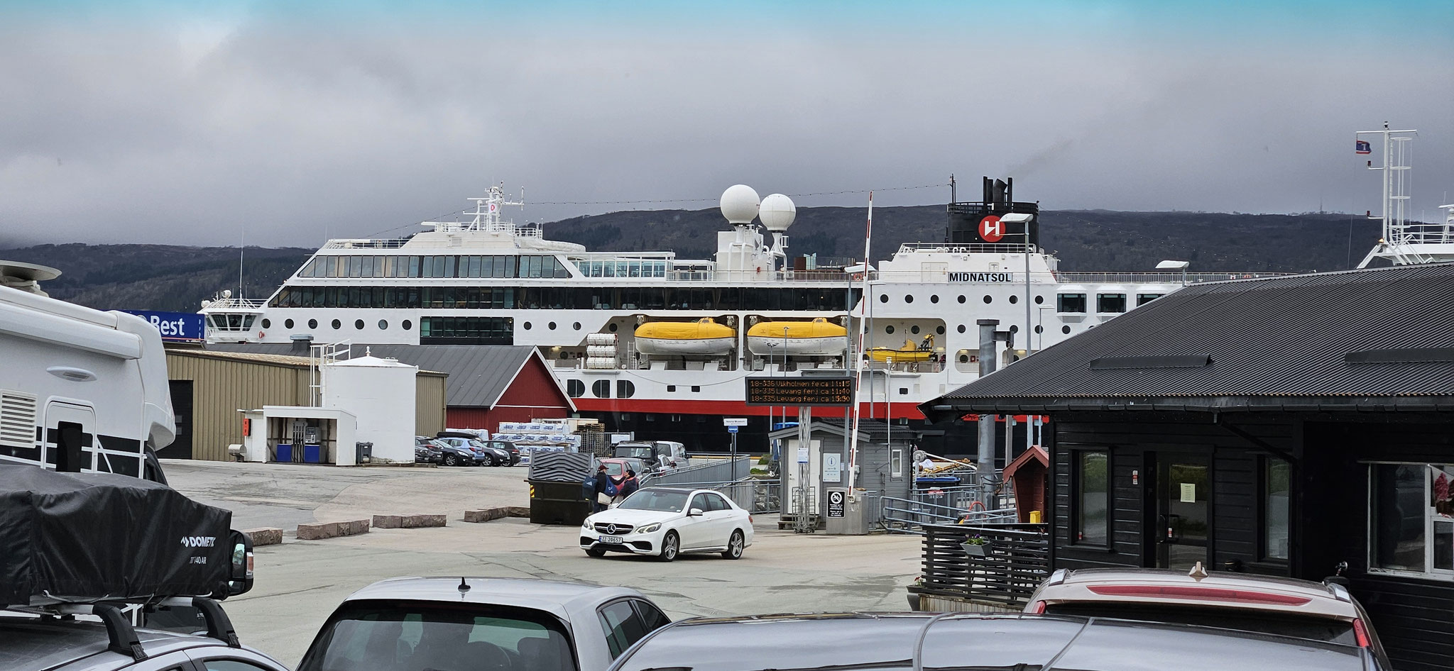...ein Fährhafen, mit Hurtigruten-Anleger