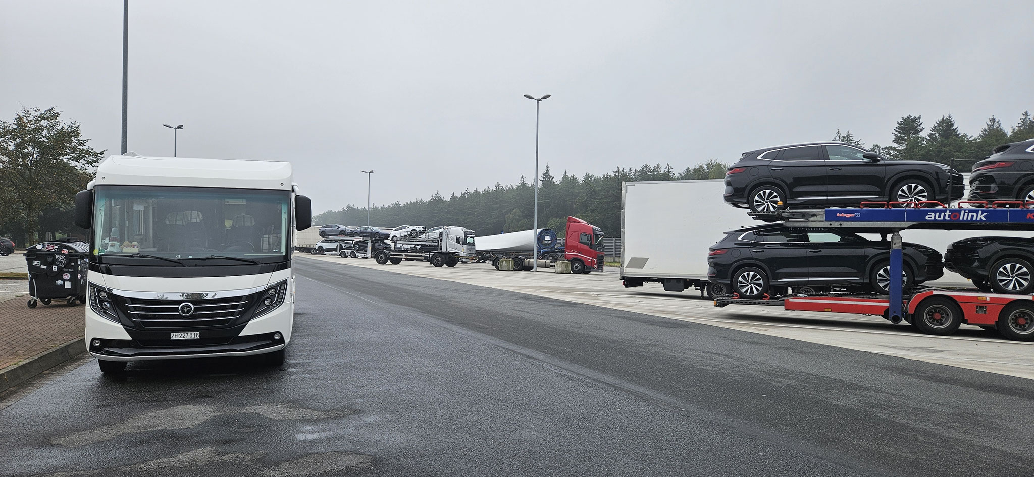 Überall werden Windradteile gelagert