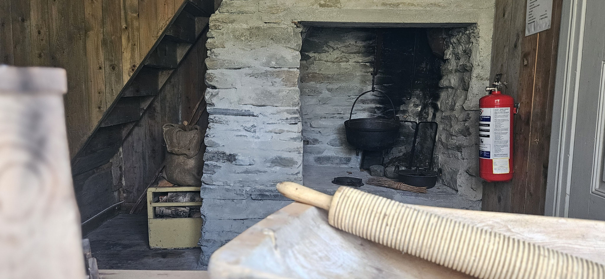 ...ein Nudelholz und... ein Feuerlöscher?
