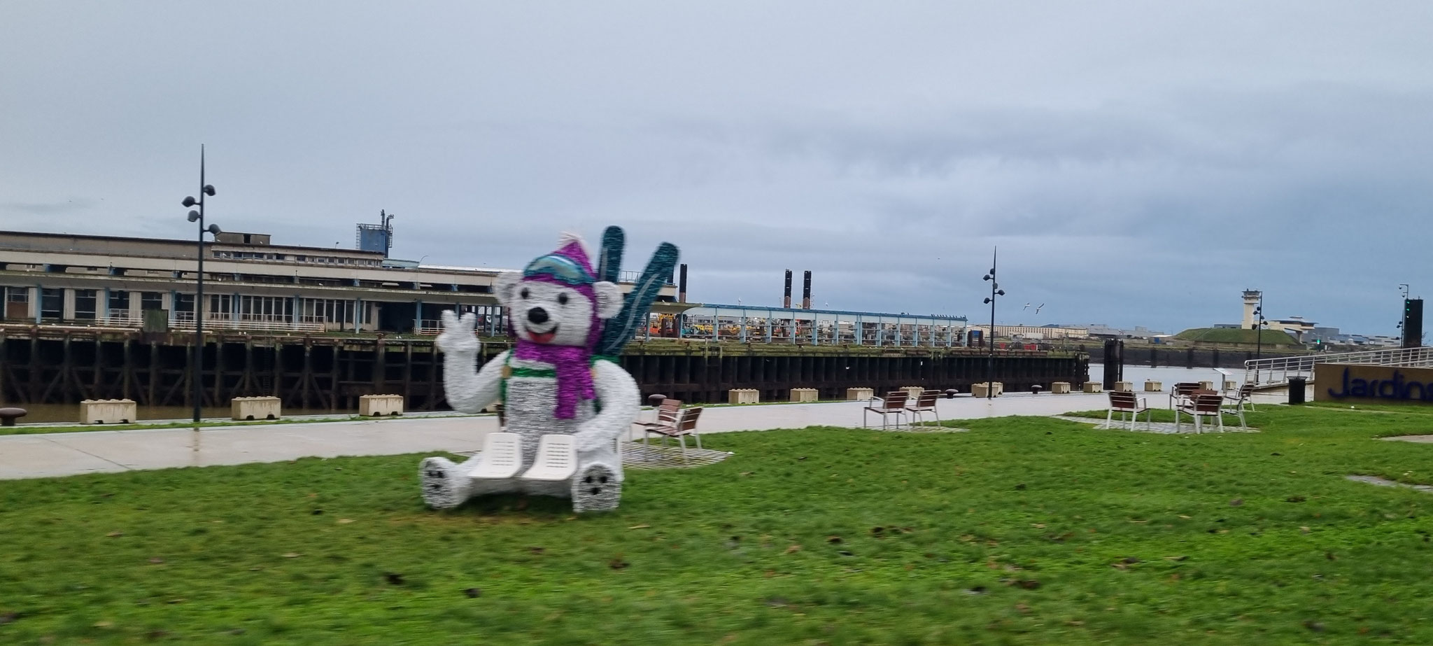 Ski-Teddy als Sitzbank - typisch franz. Weihnachten