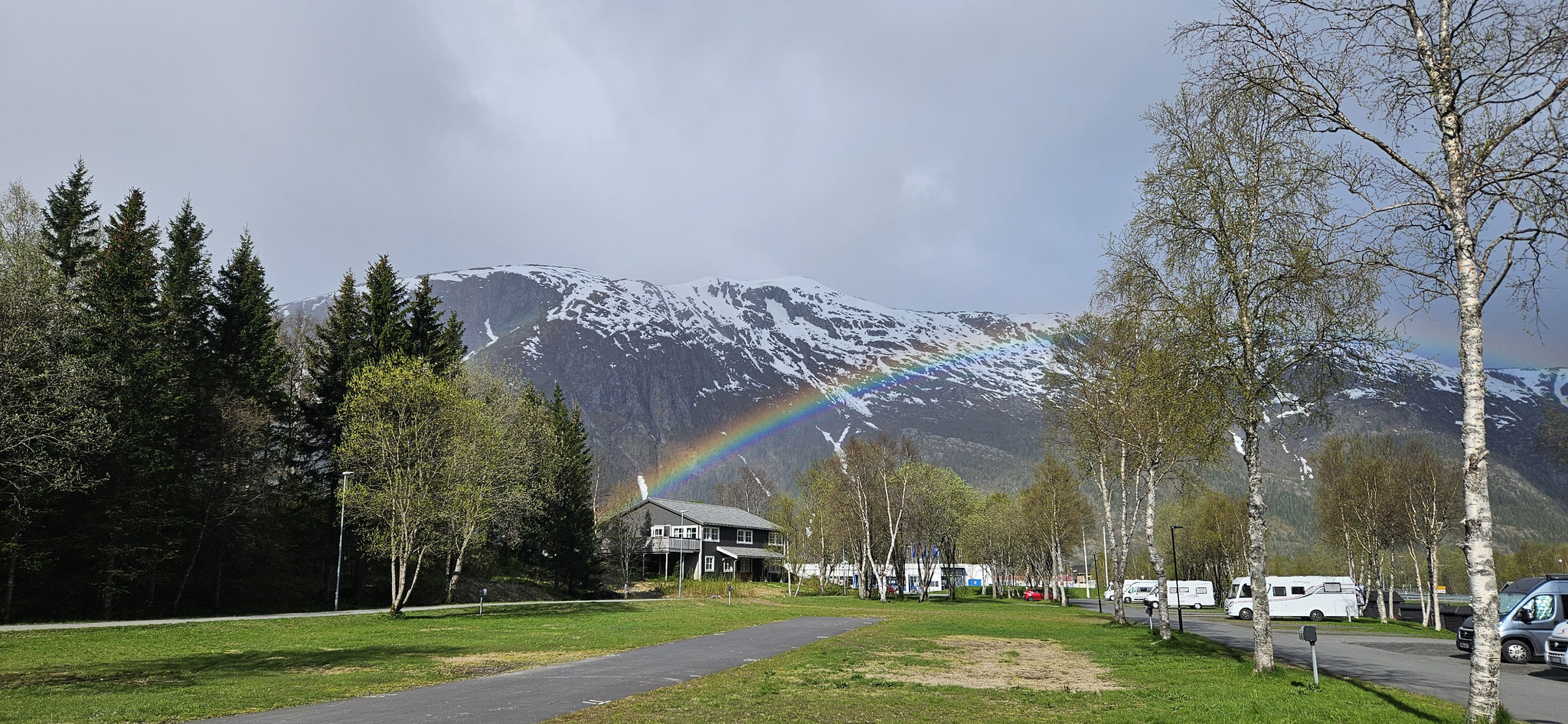 Regenbogen in Mosjøen am Morgen