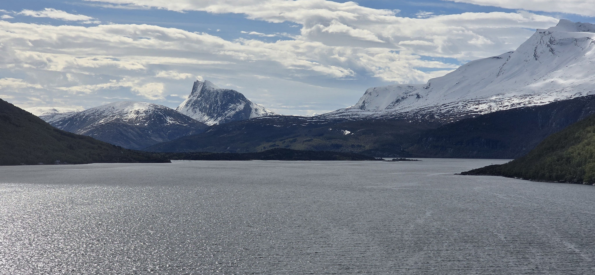 Das Fjord unter der Brücke