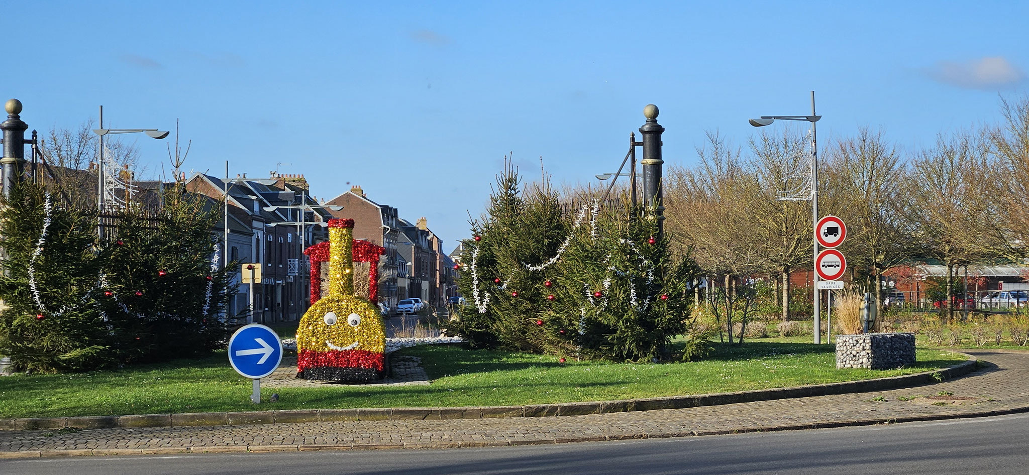 ...Glitzer-Weihnachts-Zug im Kreisel