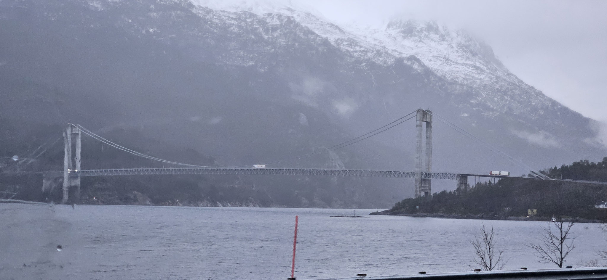 Kurz vor Narvik geht es über die Brücke 