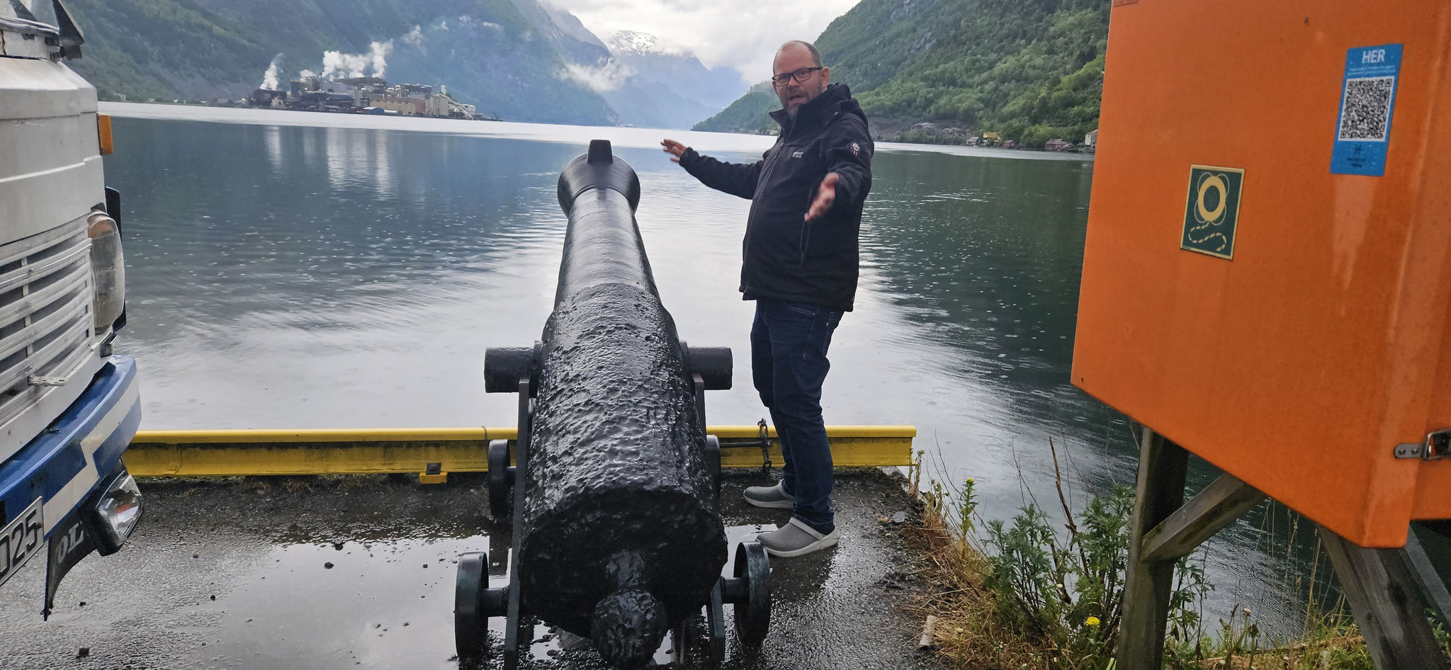 Warum ist die alte Kanone auf das Fluorwerk gerichtet?