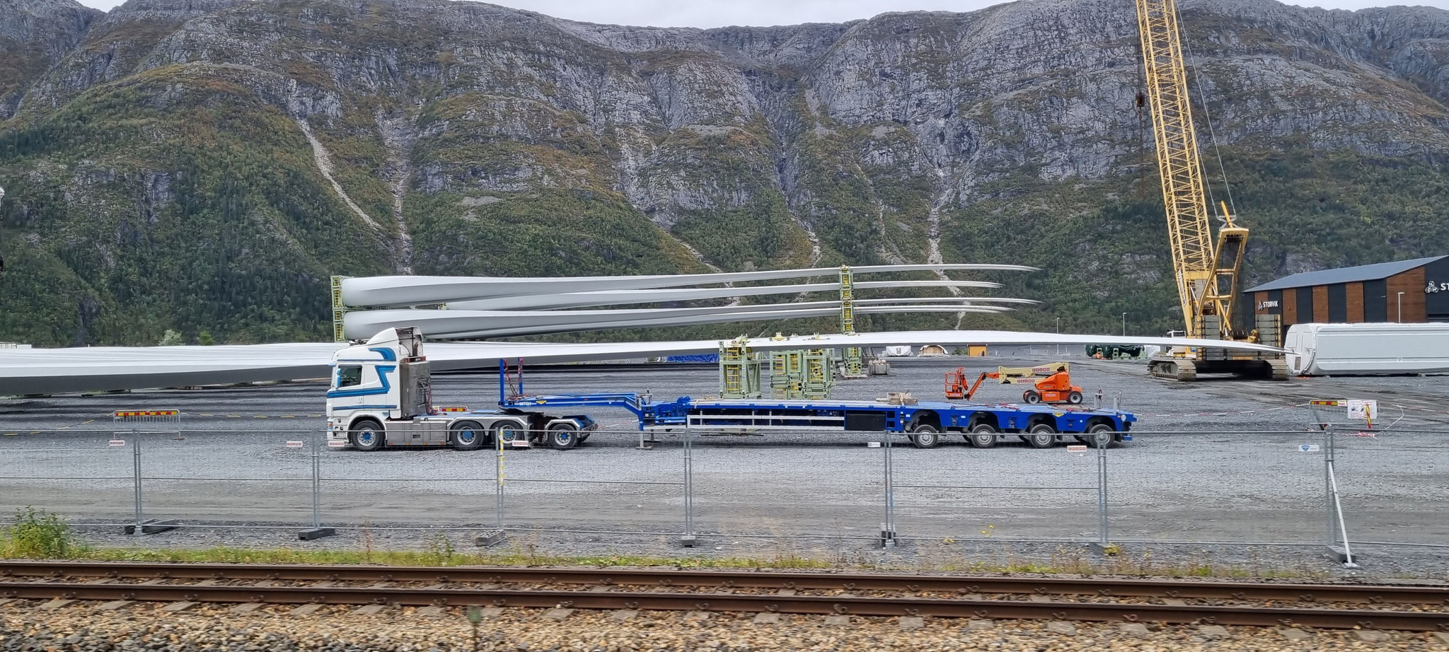 Grosse LKW's mit Windradblättern