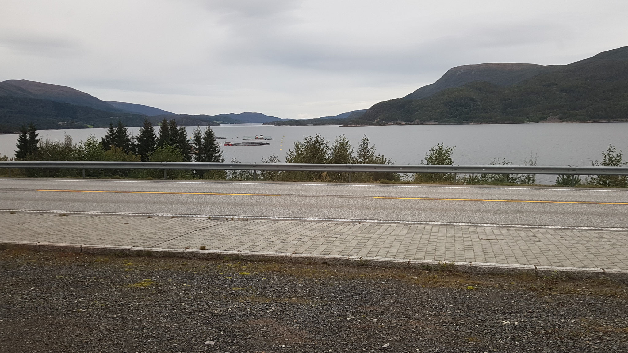 Unser Schlafplatz über dem Fjord und der Lachszucht