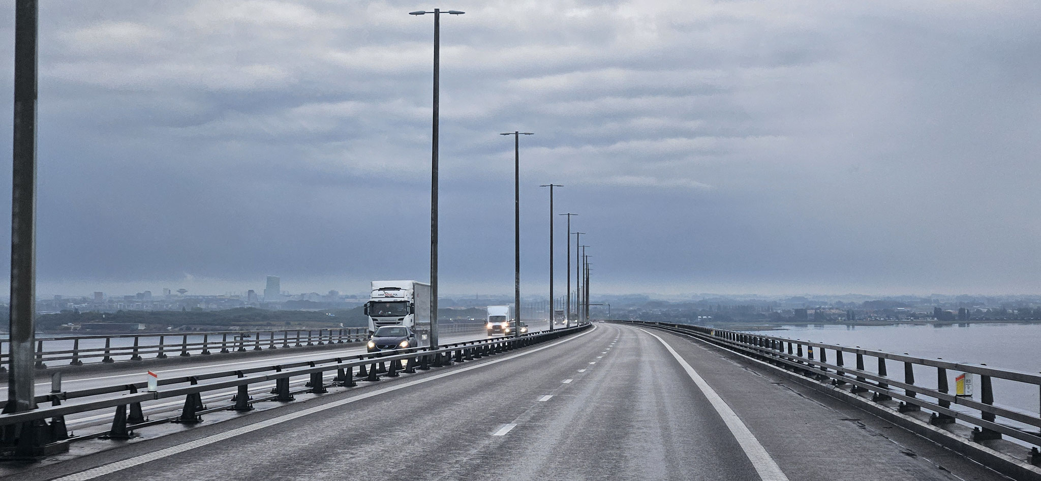 Kaum Fahrzeuge um uns herum