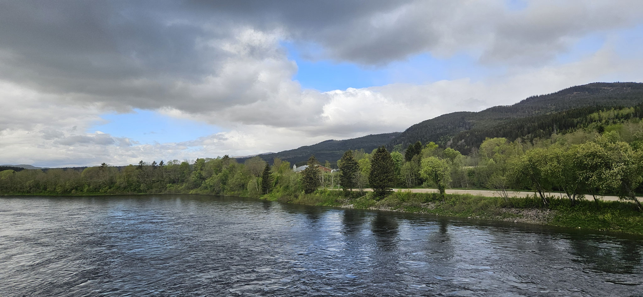 Der Fluss begleitet uns noch immer