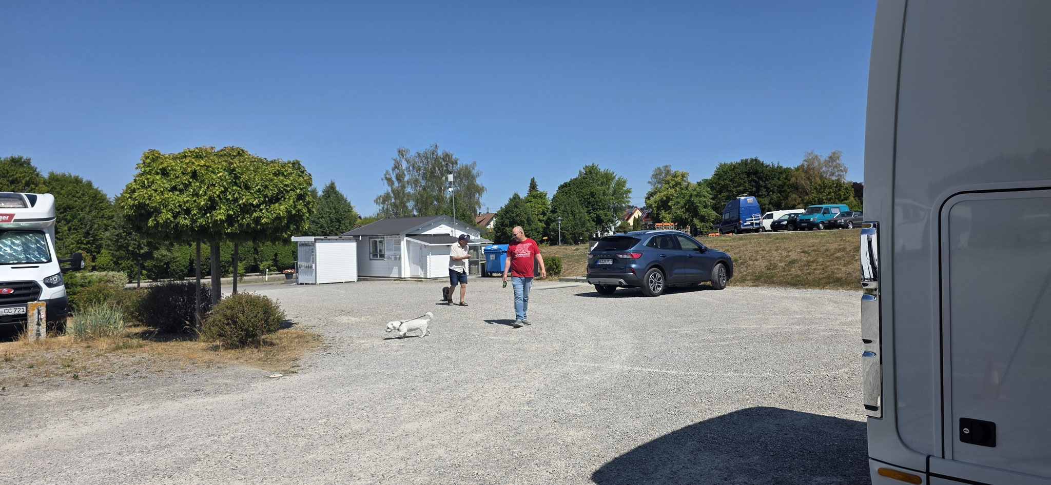 Dümmer kann man ein Auto nicht parkieren, als direkt vor der Sanistation