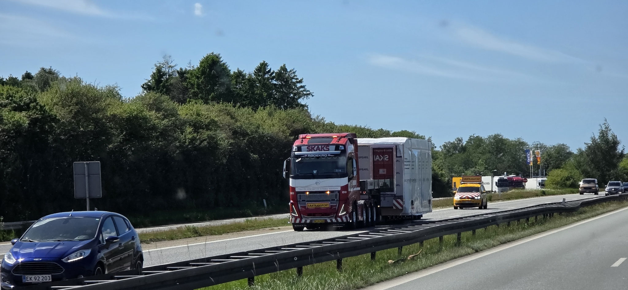 Viele schwere Trucks unterwegs