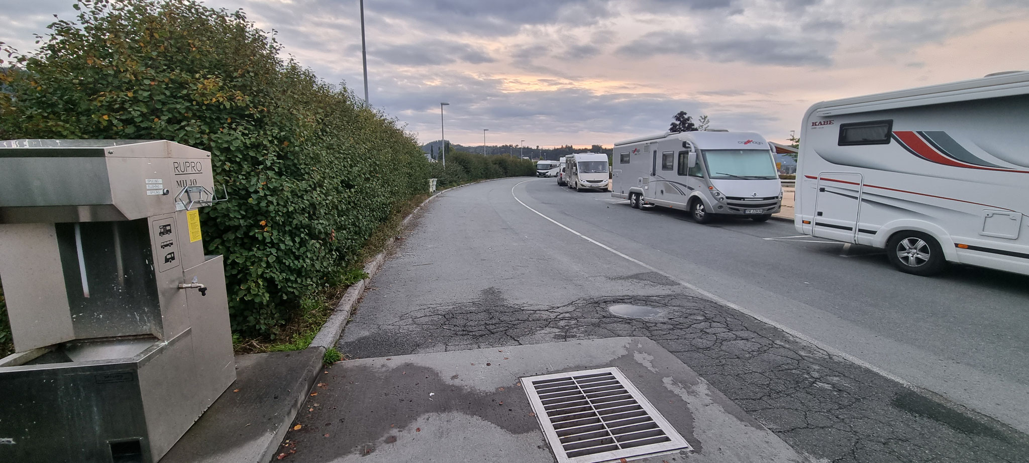 In Norwegen gibt es viele Dreiachser - auf diesem Platz sind wir 4